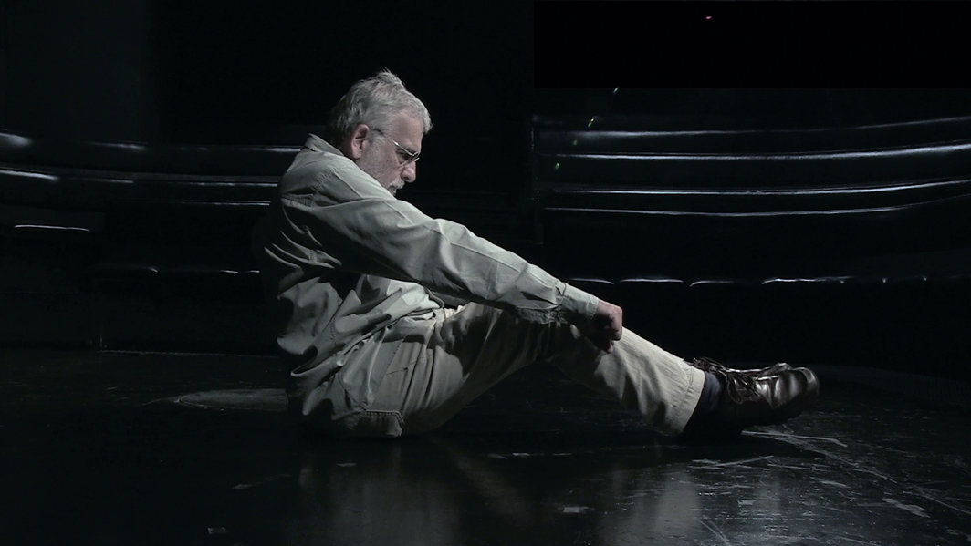 克拉拉·伊恩尼，《重复》，2017-18，高清录像，彩色有声，时长23分. 图为演员艾萨斯·阿尔玛达. 