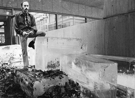 拉斐尔·费雷尔在1969年纽约惠特尼美国艺术博物馆“反错觉：过程/物质”展室外的装置现场.