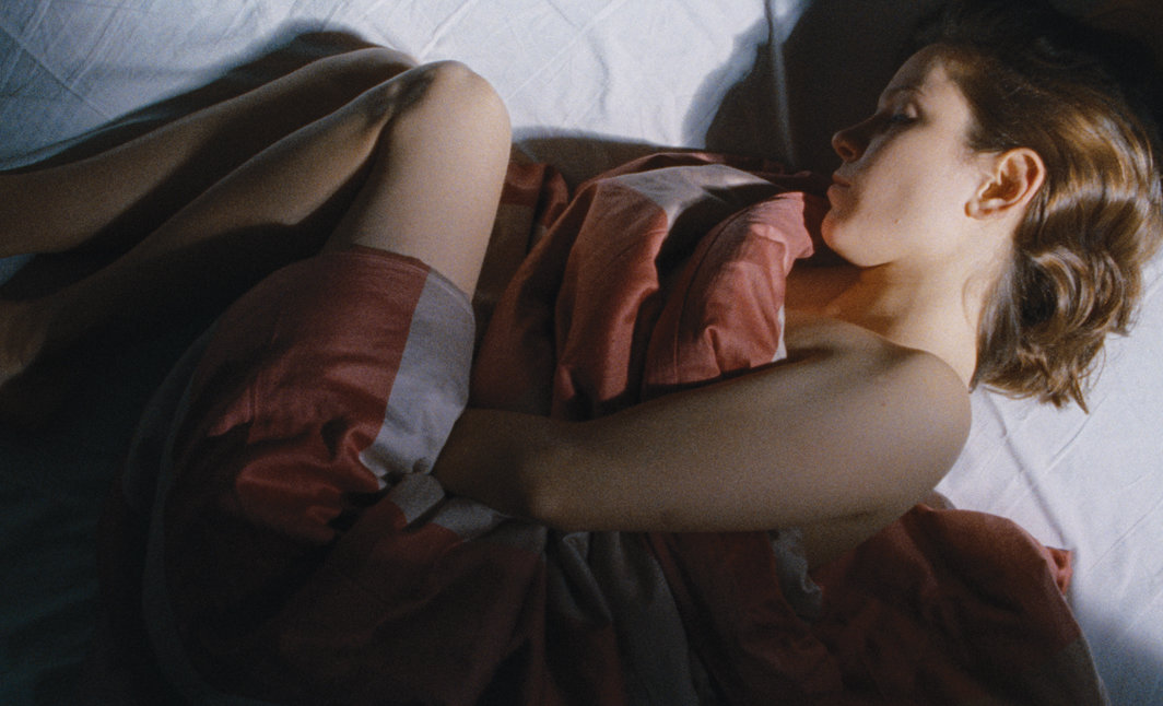 莉莉·霍瓦特，《未知时间的爱》，2020，35毫米转高清影像，彩色，有声，95分.