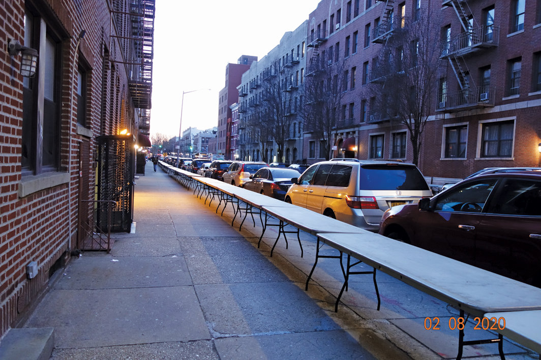 辛尼·施拉德，《环面》，2020，桌子，展览现场，纽约皇后区第34街.