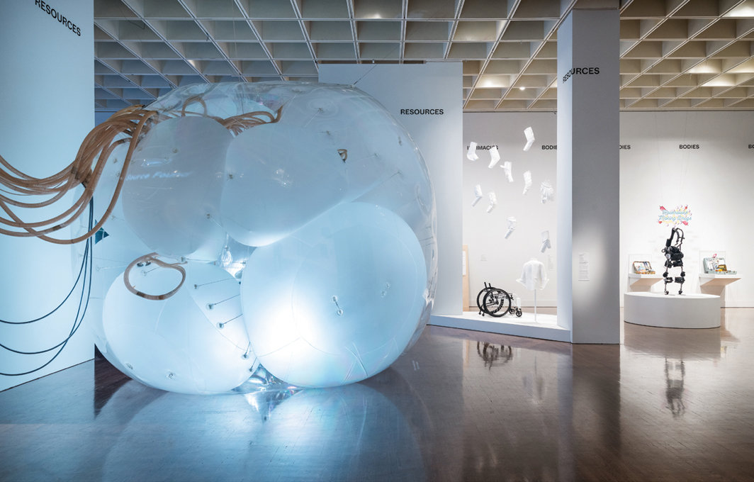朝向不同未来的设计”展览现场，2019-20，左侧为《另一种容量》，2018. 摄影：Joseph Hu.
