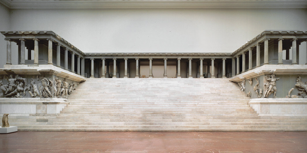 佩加蒙祭坛，约公元前170–160年，贝尔加马，土耳其（古代佩加蒙，密西亚），大理石. 1970年代在柏林佩加蒙美术馆展览现场.