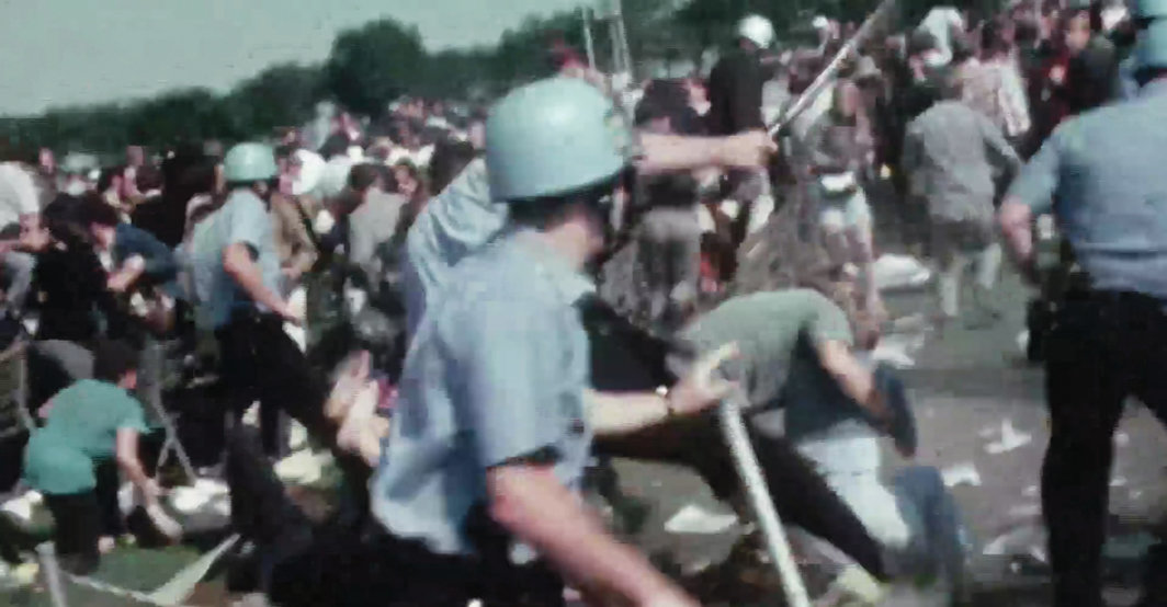 1968年8月，警察与抗议者在芝加哥民主党全国代表大会上发生冲突. 图片来源：National Archives.