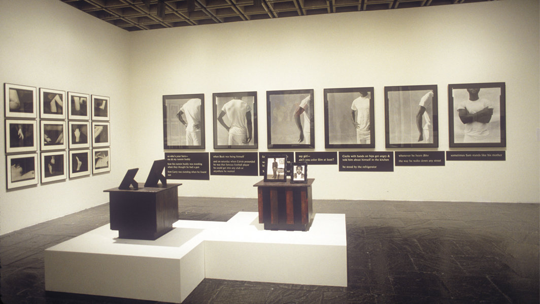 “黑人男性：当代美国艺术中的男性气质再现”展览现场，1994-95，惠特尼美术馆. 摄影：Geoffrey Clements.