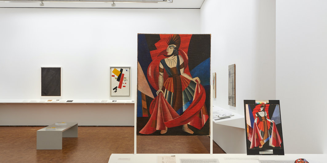 “路德维希博物馆的俄罗斯先锋派艺术：真品与伪作”展览现场，2020-2021年. 两件被判断为亚历山德拉·埃克斯特（Alexandra Exter）的《“赫罗狄斯”戏剧服装》（Kostümentwurf “Herodes”）的作品，分别创作于1921和1917年.