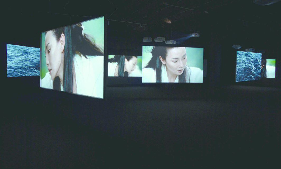 2010年第八届上海双年展“巡回排演”现场. 图为艾萨克·朱利安（Issac Julien）的影像装置《浪》.