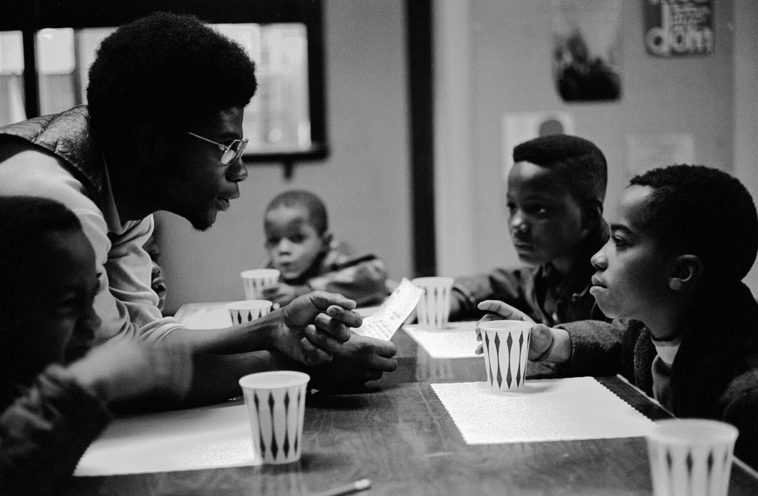 斯蒂芬·沙姆斯 (Stephen Shames)，《豹子Jerry “Odinka” Dunigan 在早餐期间跟小朋友交谈，芝加哥南区》，1970年11月. 图片来源：Steven Kasher Gallery.