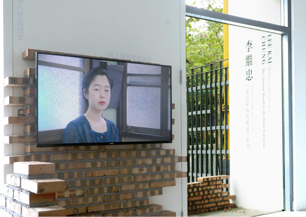 李继忠，“郊外”，2021，展览现场. 《第二章：吸烟的女人》，2019，单频录像，彩色，双声道，9分43秒.
