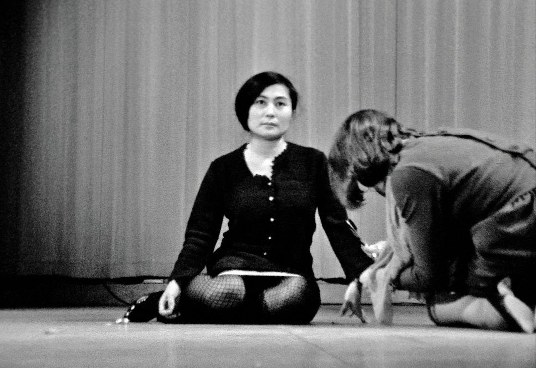 小野洋子，《切片》，1964. 行为表演现场，纽约卡内基音乐厅，1965年3月21日. 影像静帧来源：David and Albert Maysles.