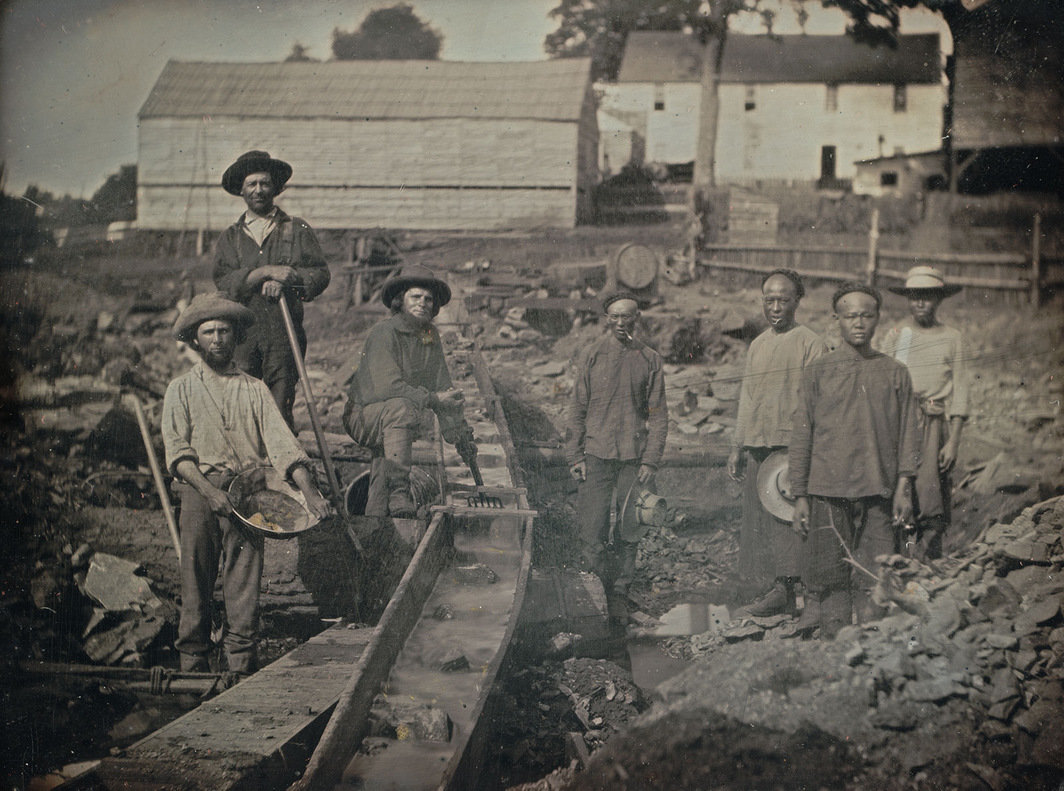 中国矿工与白人矿工在加州中部的奥本峡谷一起工作，1852. 图片：加州州立图书馆.