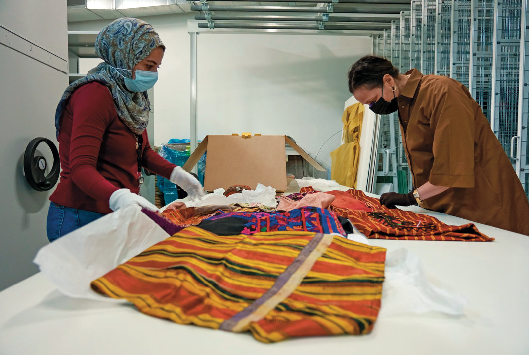 巴勒斯坦博物馆工作人员在检查永久馆藏中的巴勒斯坦传统服饰和饰品，巴勒斯坦博物馆，比尔泽特，2021年3月. 摄影：Hareth Yousef.