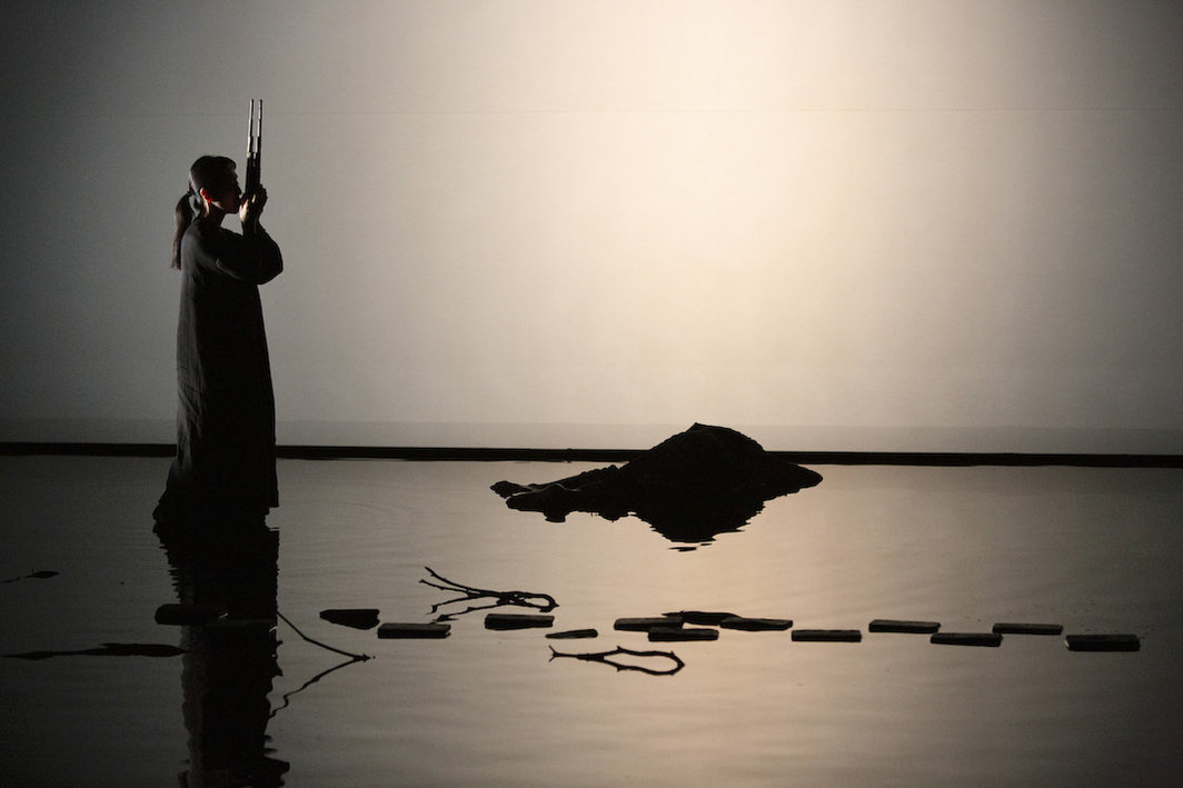 坂本龙一和高谷史郎，《时间》，2021，阿姆斯特丹. 宫田麻由美和田中泯. 图片：Sanne Peper.