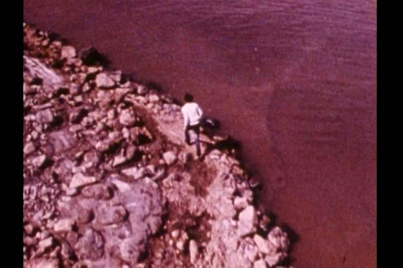 罗伯特·史密斯森，《螺旋形防波堤》，1970，16毫米胶片和录像，彩色，有声，35分. © Holt/Smithson Foundation.