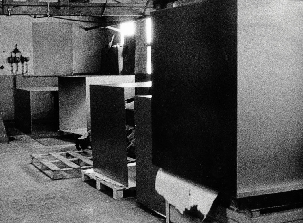 制造过程中的唐纳德·贾德作品，荷兰贝赫艾克的Nebato工厂，1969. 摄影：Claude Magelhaes. © Judd Foundation/Artists Rights Society (ARS).