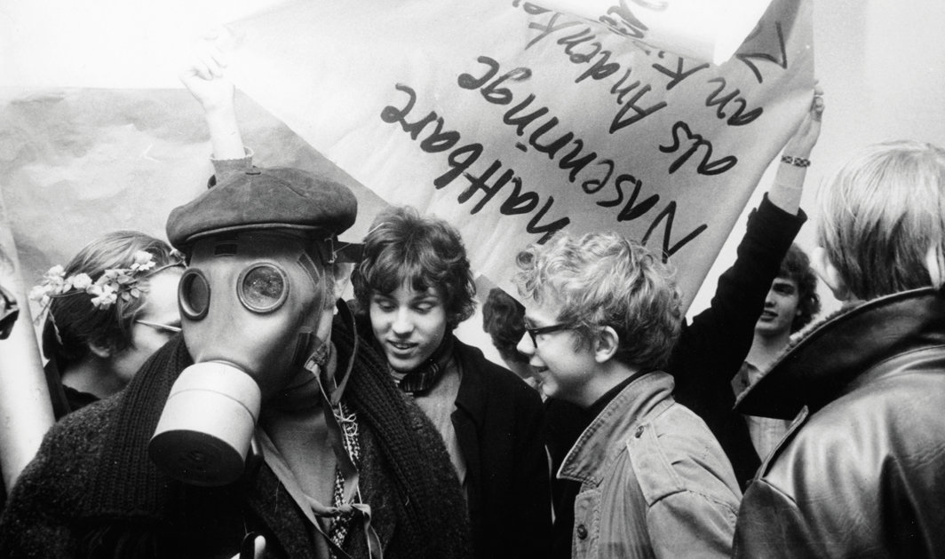 针对“极少主义艺术”展的抗议，杜塞尔多夫市立美术馆，1969. 摄影：Manfred Tischer. © Estate of Manfred Tischer.