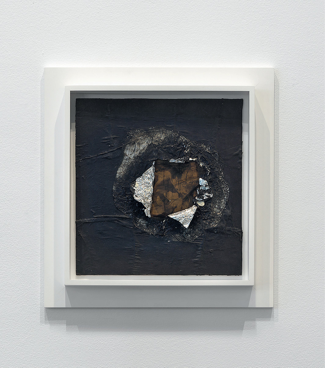 杰克·惠滕，《伯明翰》，1964，胶合板上铝箔、报纸、长袜和油画料，165⁄8 × 16".