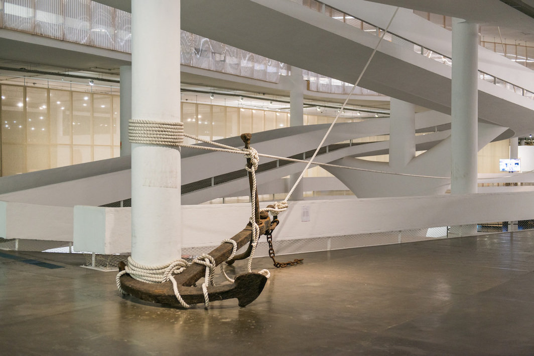 阿尔扬·马汀斯（Arjan Martins），《大西洋复合体（绳子）》（Atlantic Complex [Rope])），2020，展览现场. 摄影：Levi Fanan.