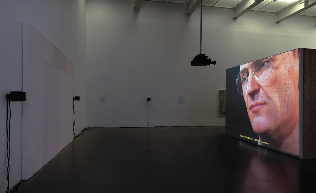 “埃德·阿特金斯：获得生命/爱的工作”展览现场，2021，新美术馆. 左：《无题样本》（Untitled Sampler），2021. 右：《虫》，2021. 摄影：Dario Lasagni.