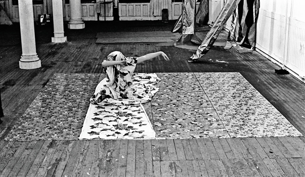 蒂娜·吉鲁瓦德，《Lie No》，1973，表演现场，格林街112号，纽约，1973年9月. 蒂娜·吉鲁瓦德. © Tina Girouard/Artists Rights Society (ARS), New York.