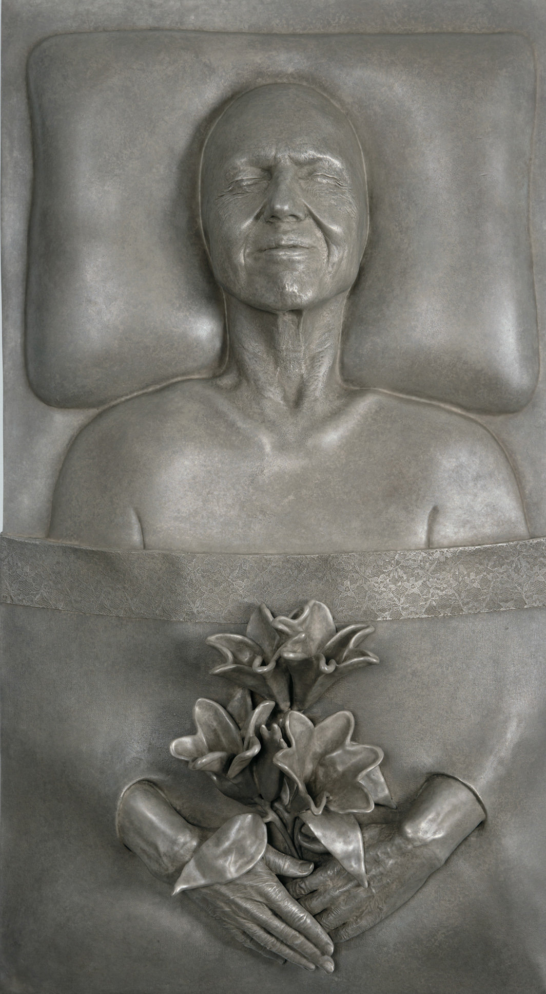 朱迪·芝加哥，《死亡浮雕》，2018，古色青铜，36 × 20 × 8". © Judy Chicago/Artists Rights Society (ARS), New York.