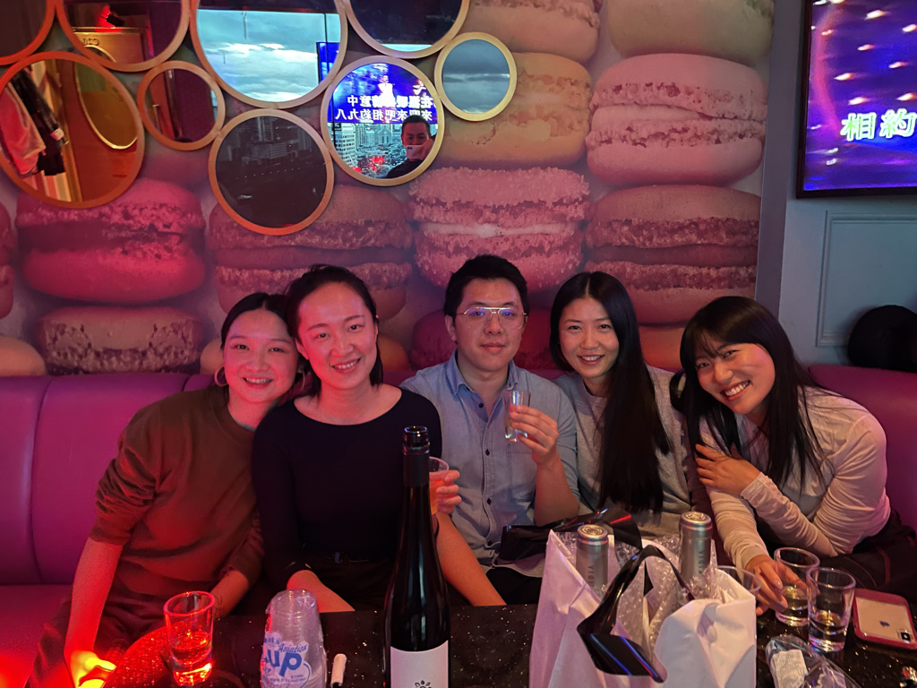 从左至右：编辑赖非，餐厅主Swing，策展人曾明俊，艺术家王凝慧和闫欣悦.