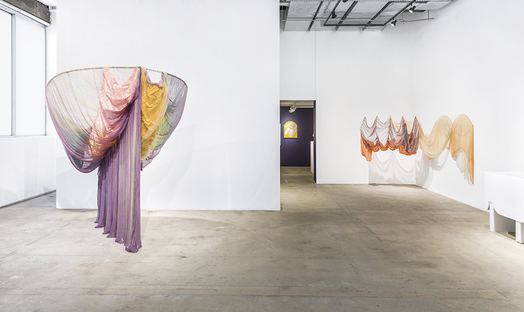 “罗斯玛丽·迈耶：缠结的方式”展览现场，2021–22，瑞士协会，纽约. 摄影：Daniel Pérez.