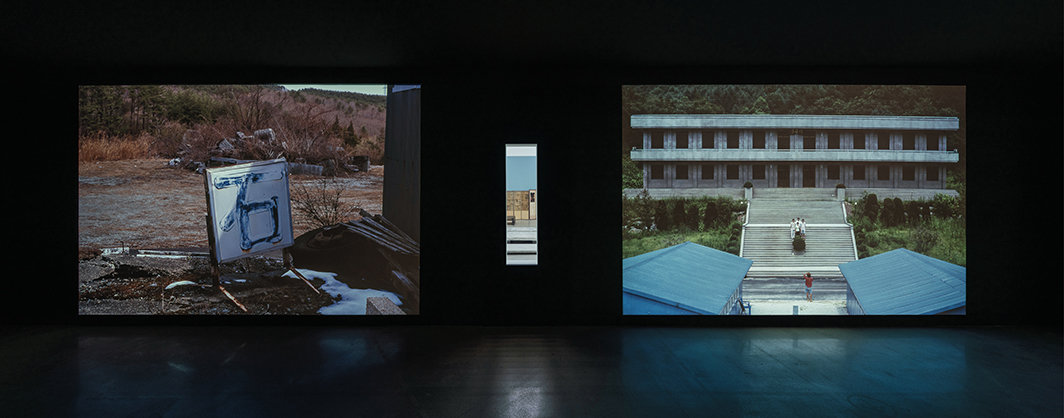 朴赞景，《布景》，2001，160张35毫米幻灯片的投影，13分40秒. 展览现场，首尔国立现当代美术馆，2019. 摄影：Hong Choelki.