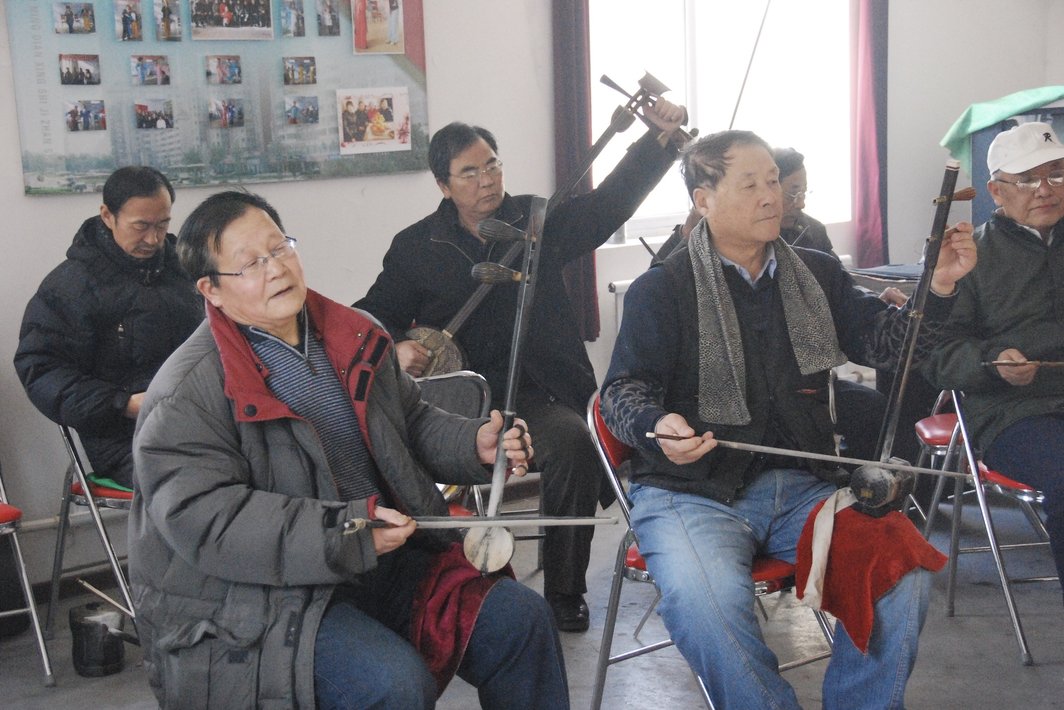 鞍钢老工人豫剧团在排练中，2009年12月. 摄影：王洪喆.