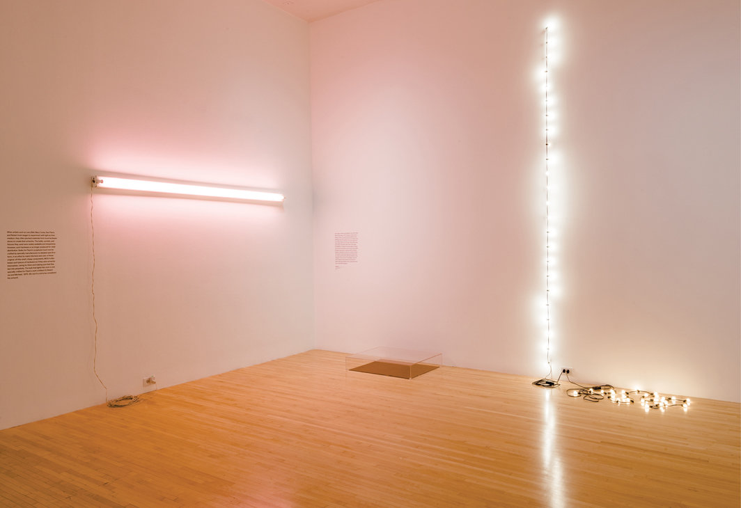 “开放日：加拉·波拉斯-金”展览现场，2019-20，洛杉矶当代艺术博物馆. 由左至右：丹·弗拉文《无题（致罗伯特、乔和迈克尔）》（Untitled [To Robert, Joe and Michael], 1975-82）的荧光灯泡备品；沃尔夫冈·莱布（Wolfgang Laib），《蒲公英的花粉》（Pollen from Dandelions），1978；费利克斯·冈萨雷斯-托雷斯，《无题（最后的光）》（Untitled [Last Light]），1993. 摄影：Jeff McLane.