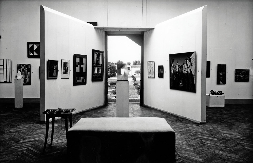 佩吉·古根海姆收藏展现场，希腊馆，威尼斯，1948. 选自第24届威尼斯双年展. 图片：Studio Ferruzzi. 