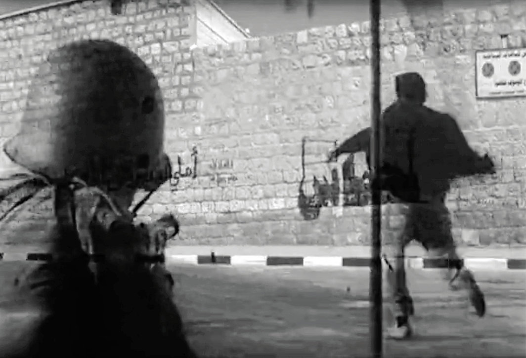 巴塞尔‧阿巴斯和茹安妮‧阿布-拉赫梅，《崩塌》，2009，数码影像，黑白，有声，8分20秒.