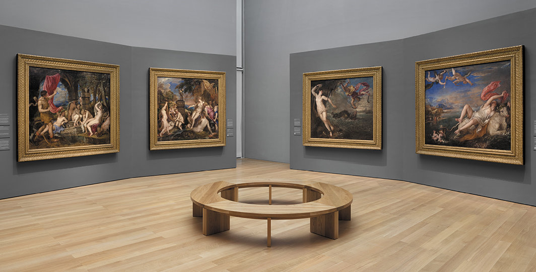 “提香：女性，神话与权力”展览现场，2021–22，伊莎贝拉·嘉纳美术馆，波士顿. 从左至右：《狄阿娜与阿克泰翁》，1556–59；《狄阿娜与卡里斯多》，1556–59；《珀尔修斯与安德罗墨达》，约1554–56；《欧罗巴的强奸》，1559–62. 摄影：Julia Featheringill.