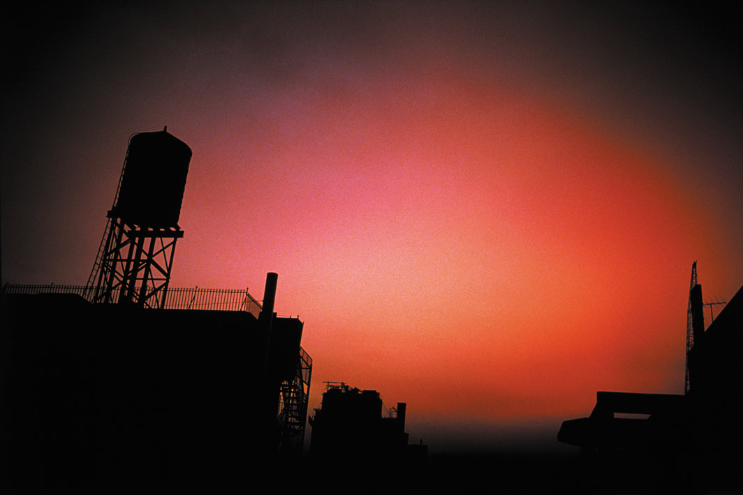 南·戈丁，《窗外的红色天空》，2000，喷墨打印，31 3⁄4 × 46 7⁄8".