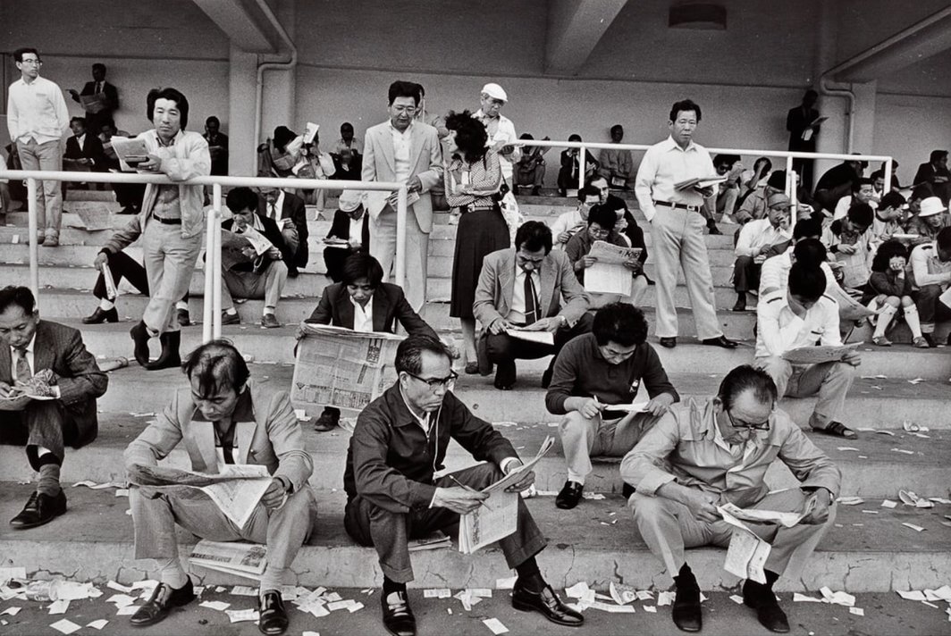 土田宏美，《川崎跑马场》，选自“细数沙粒”系列，1984，银盐照片.