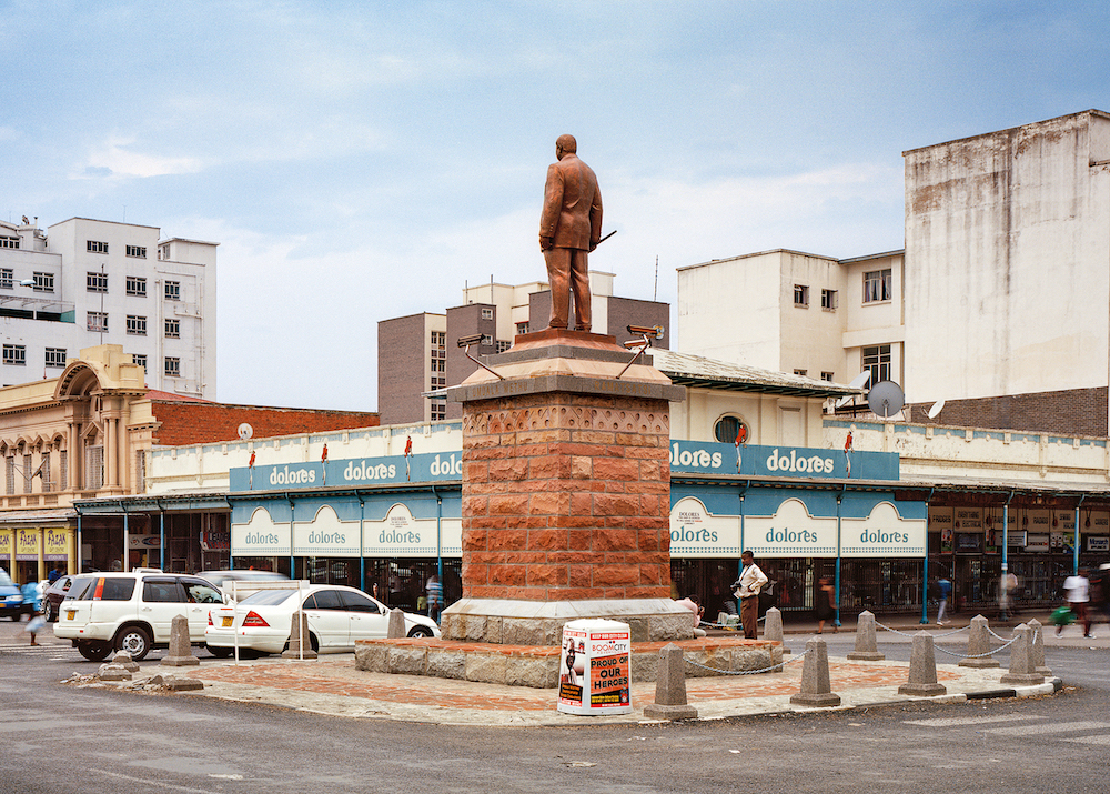 崔元准，《前副总统约舒亚·恩科莫雕像，由津巴布韦艺术家于2014年重建》（Statue of Former Vice President Joshua Nkomo, Rebuilt by Zimbabwean Artist in 2014），2015.