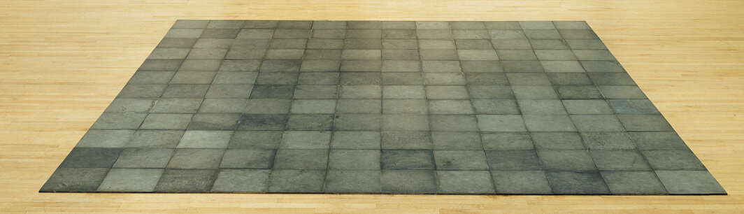 卡尔·安德烈，《144块镁方砖》（144 Magnesium Square）， 1969，镁板，12 × 12'. © Carl Andre/Licensed by VAGA at Artists Rights Society (ARS), NY.