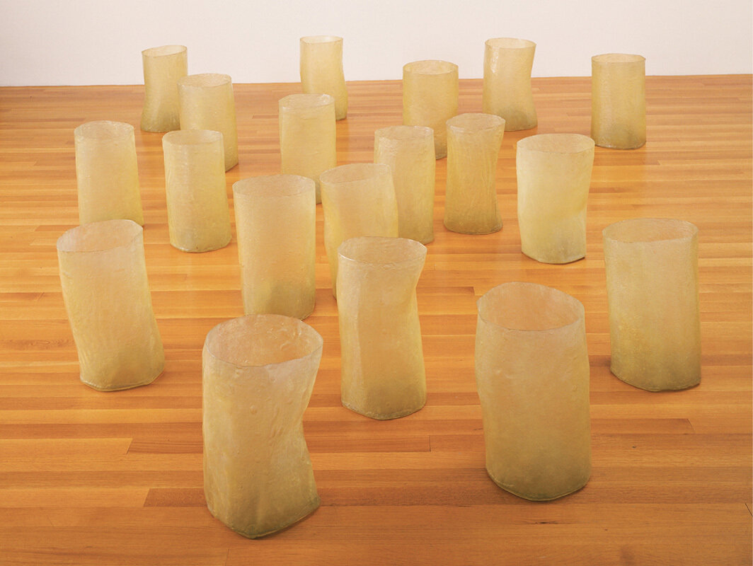 伊娃·海瑟，《重复十九III》，1968，玻璃纤维、聚酯树脂，19个组件，每个尺寸为19–201⁄4 × 11–123⁄4 × 11–123⁄4". © The Estate of Eva Hesse.