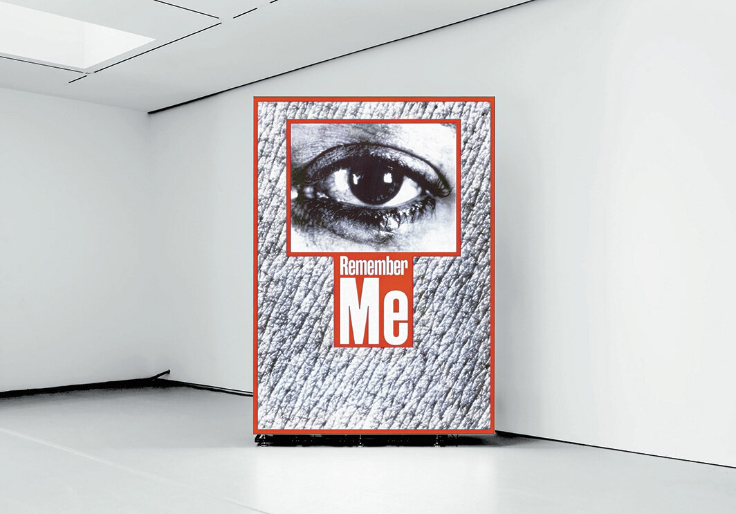 芭芭拉·克鲁格，《无题（记住我）》，1988/2020，LED屏幕、单频道录像（彩色有声，时长23秒）. 纽约卓纳画廊展览现场，2022.