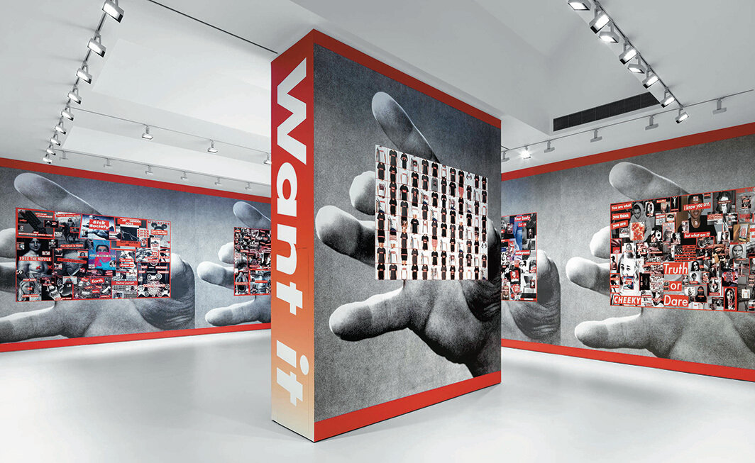 芭芭拉·克鲁格，《无题（我们就是这样做的）》，2011/2020，乙烯基墙纸上数码打印. 纽约卓纳画廊展览现场，2022.