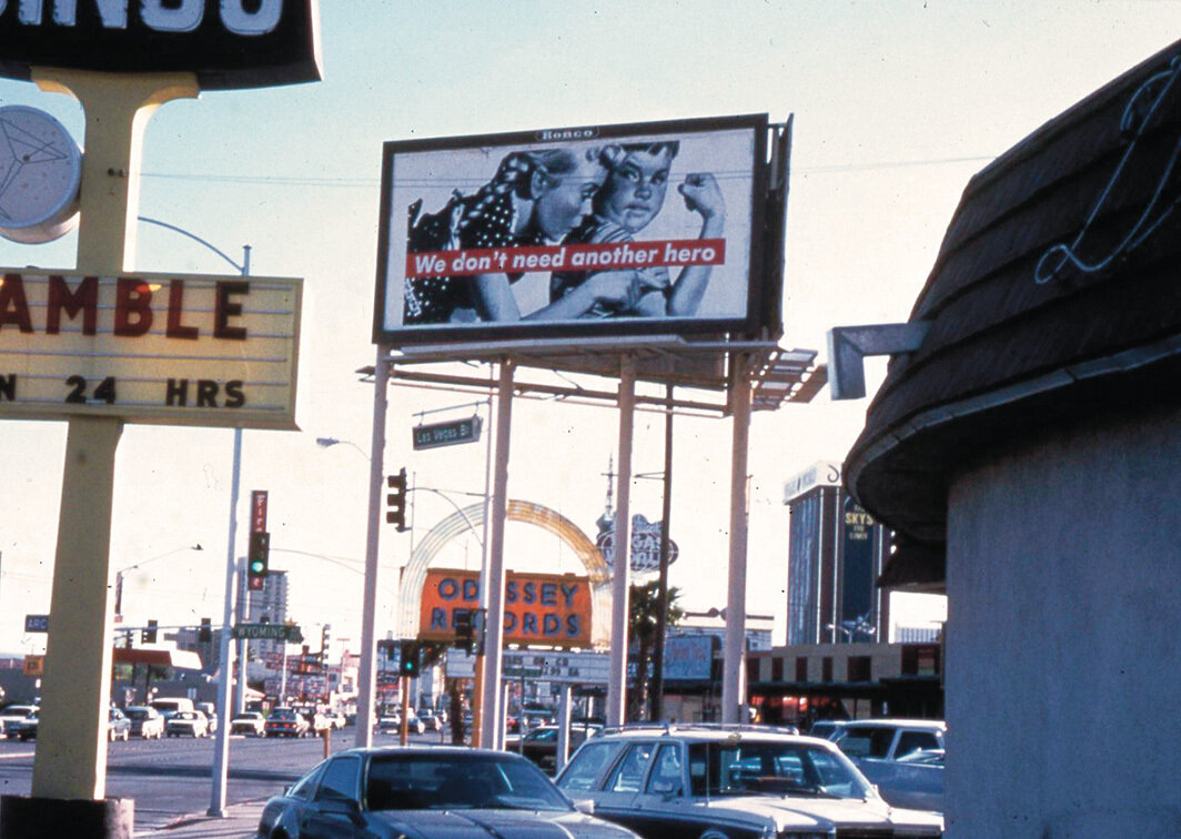 芭芭拉·克鲁格，《无题（我们不需要另一个英雄 ）》，1987，广告牌. 洛杉矶展览现场. 