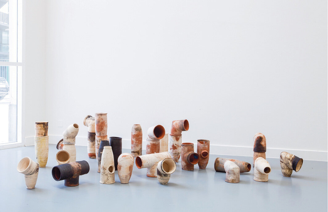 朱玛娜·曼纳，“水臂系列”中的一组作品，2018-19，陶瓷. 展览现场，安特卫普当代艺术博物馆.