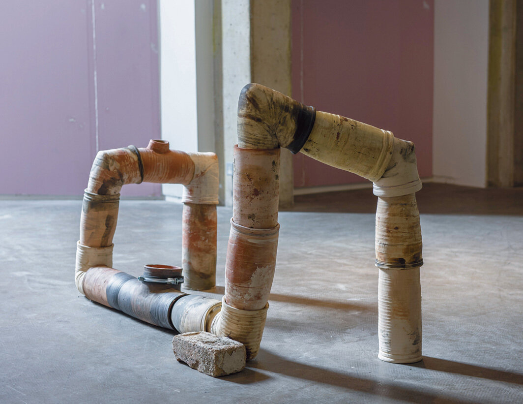朱玛娜·曼纳，《大师》（Master），2019，陶瓷、砖、管道夹钳，展览现场，都柏林道格拉斯·海德画廊. 来自“水臂系列”，2018-19.