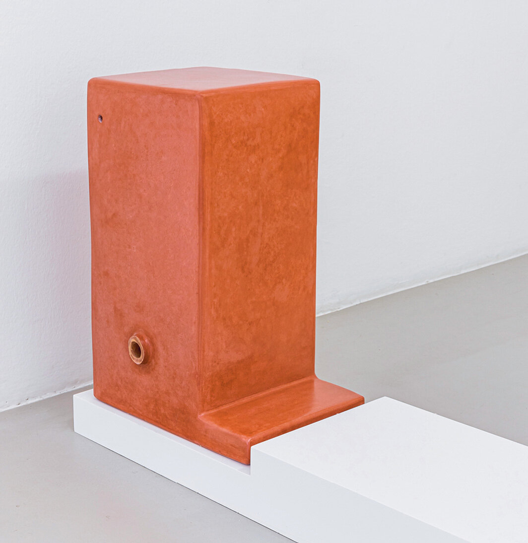 朱玛娜·曼纳，《红色突壁》（Red Ledge），2019，陶瓷、水泥、石灰、颜料、基座， 29 1⁄2 × 15 3⁄4 × 21 5⁄8". 来自“缓存系列”，2018-.