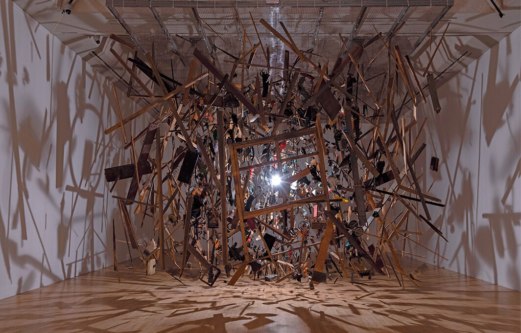 科妮莉亚·帕克，《冷暗物质：爆炸视图》，1991，木头、金属、塑料、瓷器、纸、纺织品、电线. 展览现场. 摄影：Oli Cowling.