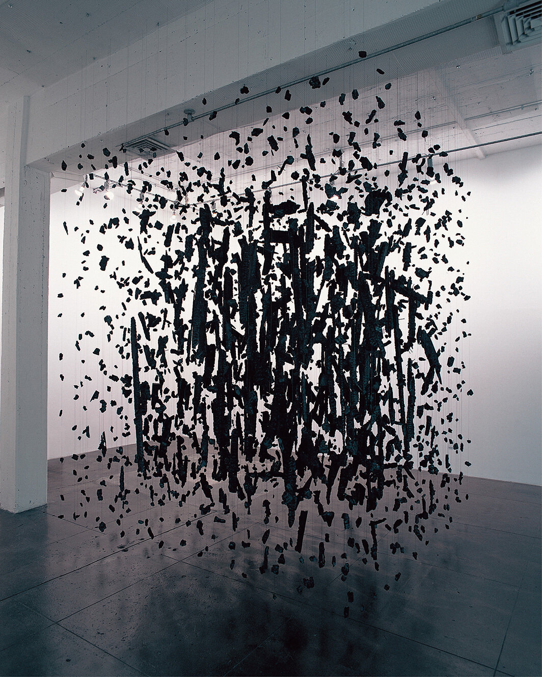 科妮莉亚·帕克，《弥撒（更冷更暗物质）》，1997，金属线、绳子、德州一座被雷电击中的公理会教堂烧焦的残骸. 展览现场，Artpace San Antonio. 摄影：Seale Studios.