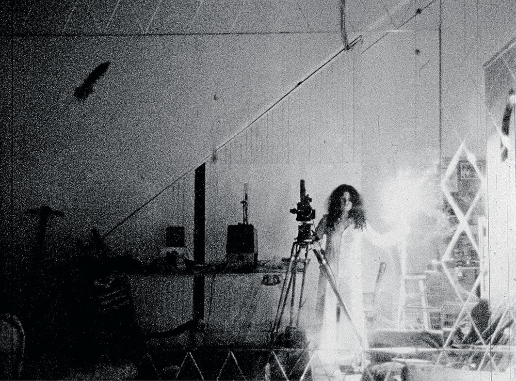 莉兹·波登，《重组》，1976，16毫米影像，黑白有声，时长80分钟.