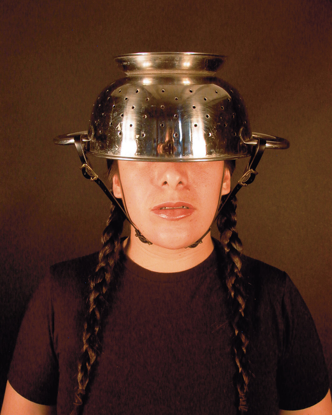 塔尼亚·坎迪亚尼，《保护头盔》（Cascos protectores），2003，喷墨印刷，每幅24 × 20". 来自“家庭保护”系列，2003-07. 摄影：Julio Orozco.