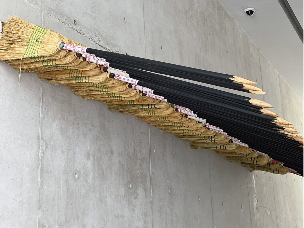 塔尼亚·坎迪亚尼，“矛”系列，2004-07，83件木头和其他自然材料制成的扫帚. 来自“家庭保护”系列，2003-07. 展览现场，墨西哥自治大学当代艺术馆（Museo Universitario de Arte Contemporáneo），墨西哥城. 摄影：Oliver Santana.
