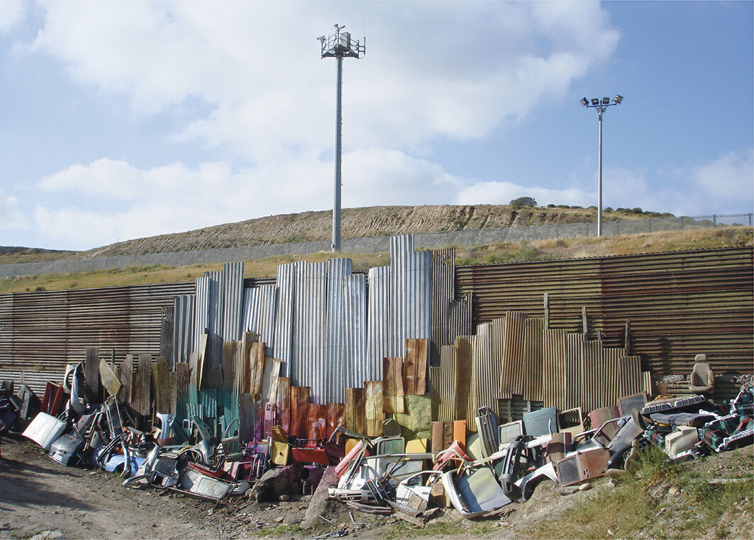 塔尼亚·坎迪亚尼，《保卫利伯塔德》，2008，综合媒材，现成材料，美墨边境围栏，装置现场，蒂华纳，墨西哥. “重译风景”（Reinterpretación del paisaje）系列. 摄影：塔尼亚·坎迪亚尼.