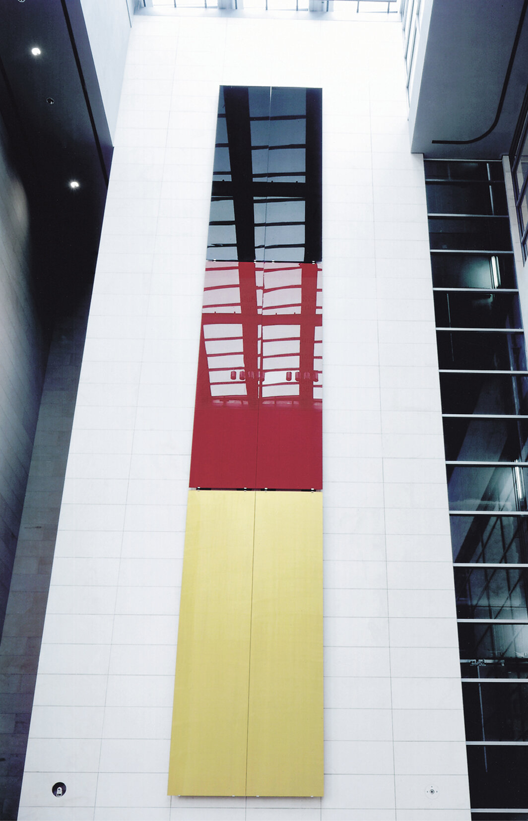 格哈德·里希特，《黑、红、金》，1999，玻璃上珐琅漆. 柏林国会大厦展示现场. © Gerhard Richter (0012).